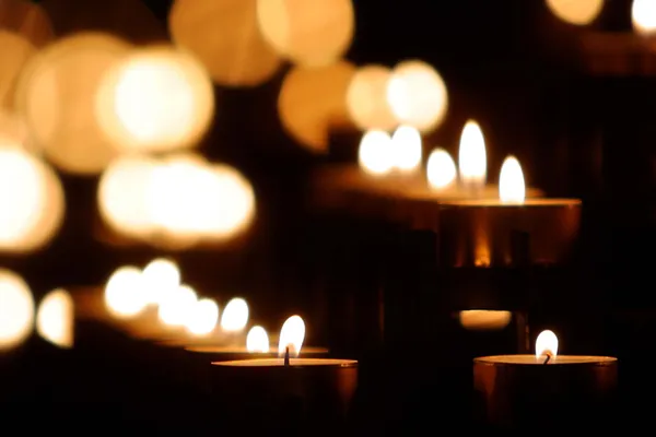 allumer une bougie de deuil en hommage au defunt 