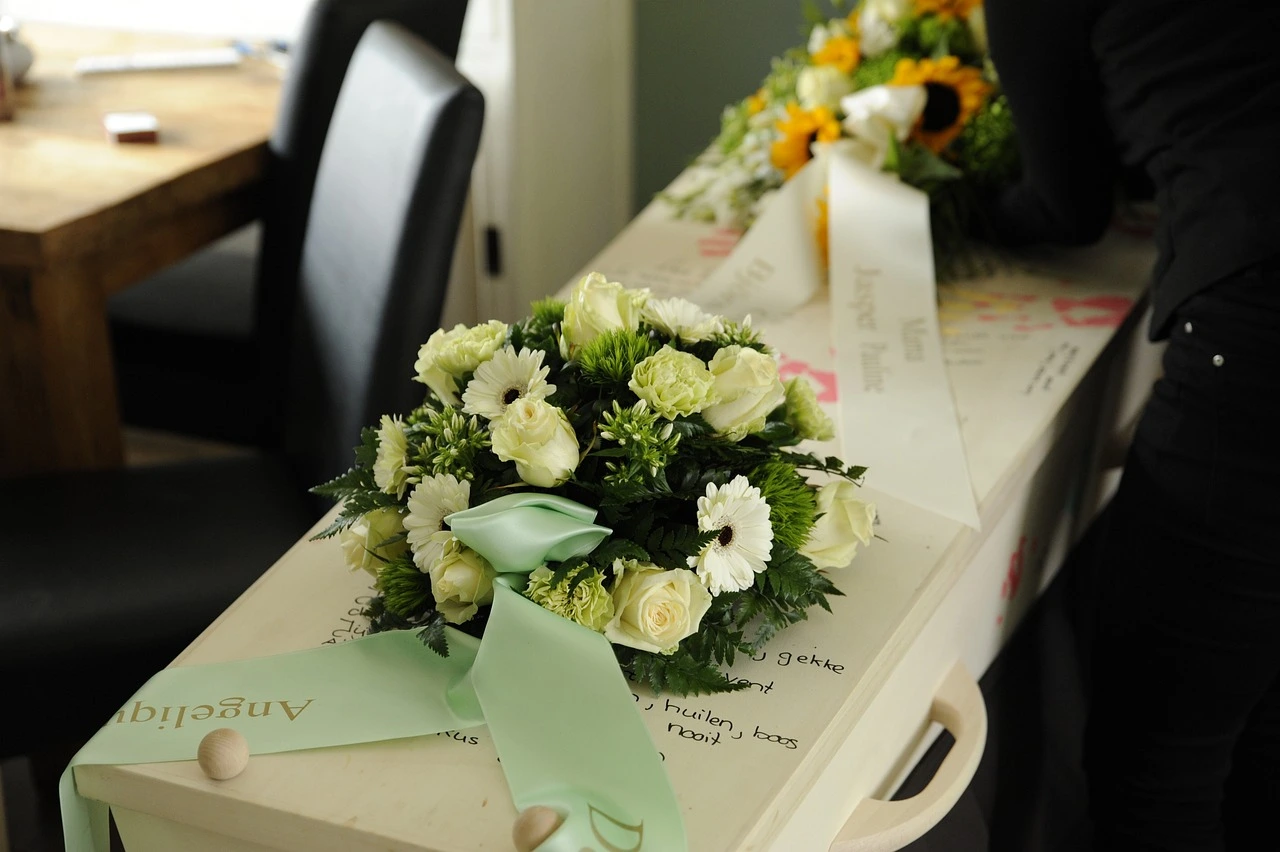 choisir fleurs de deuil pour rendre hommage 